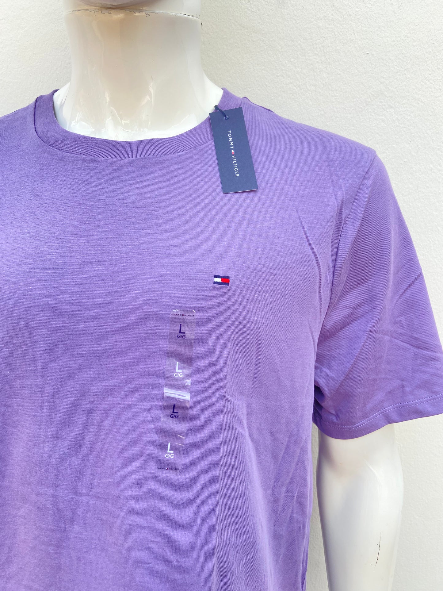 T-shirt TOMMY HILFIGER original, morado liso con pequeño logotipo al lado.