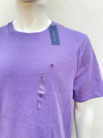 T-shirt TOMMY HILFIGER original, morado liso con pequeño logotipo al lado.