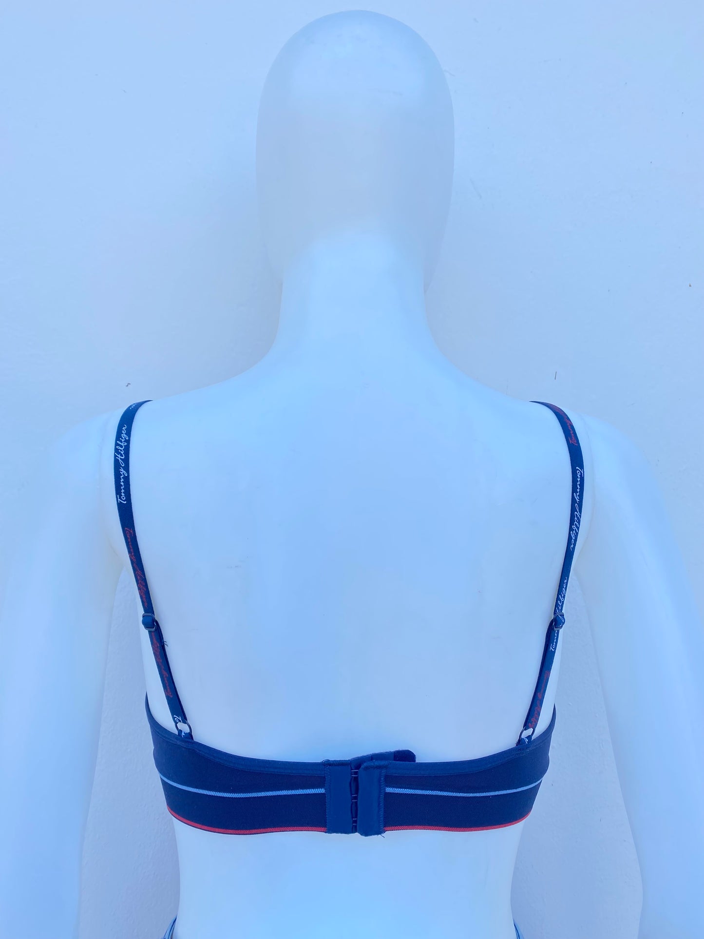 Top/Bra Tommy Hilfiger original, azul marino con letras de la marca y linea roja y azul.