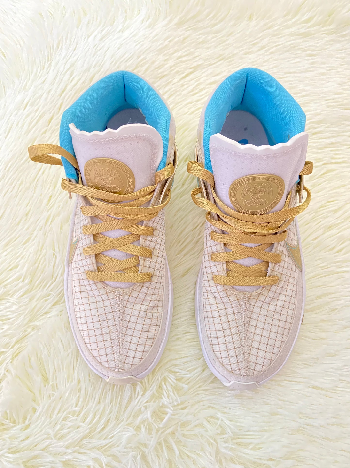 Tenis NIKE original blanco con dorado y azul y detalles de cuadros, altos.