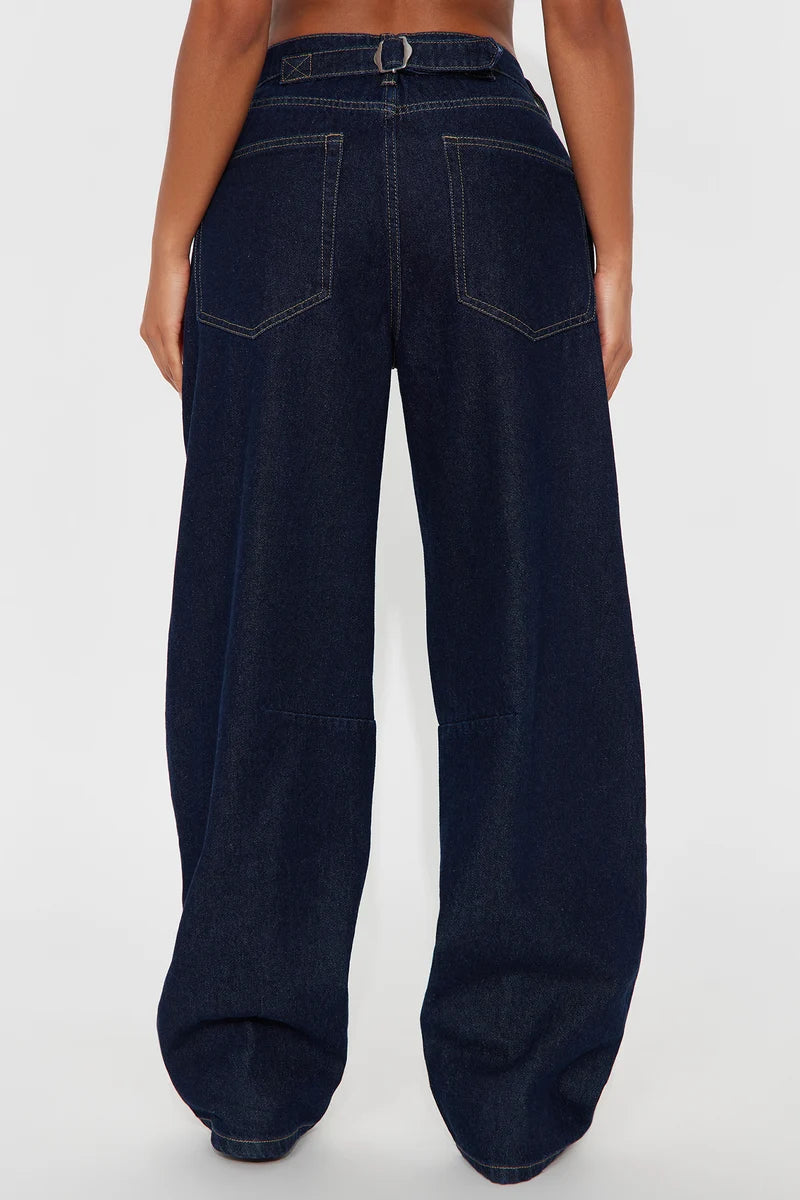 Pantalon, Jean azul marino oscuro en costura marron, ancho liso, más correa en la parte trasera.