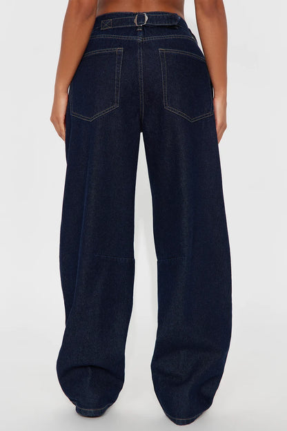 Pantalon, Jean azul marino oscuro en costura marron, ancho liso, más correa en la parte trasera.