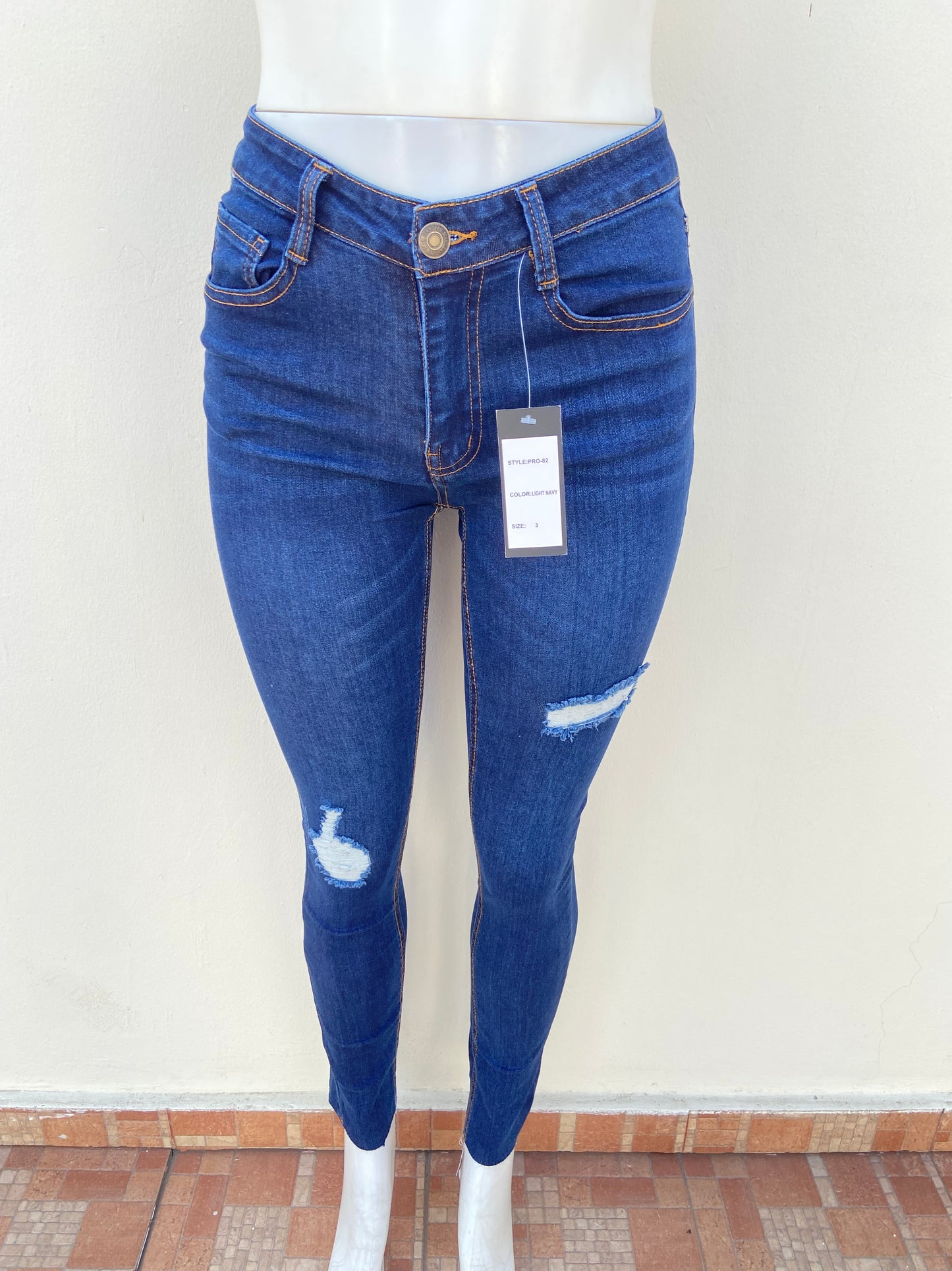 Pantalón Jean PRO STAR original, azul oscuro, con pequeño rasgados en las rodillas.