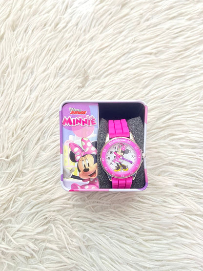 Reloj MINNIE en color rosado con imagen de minnie en el fondo