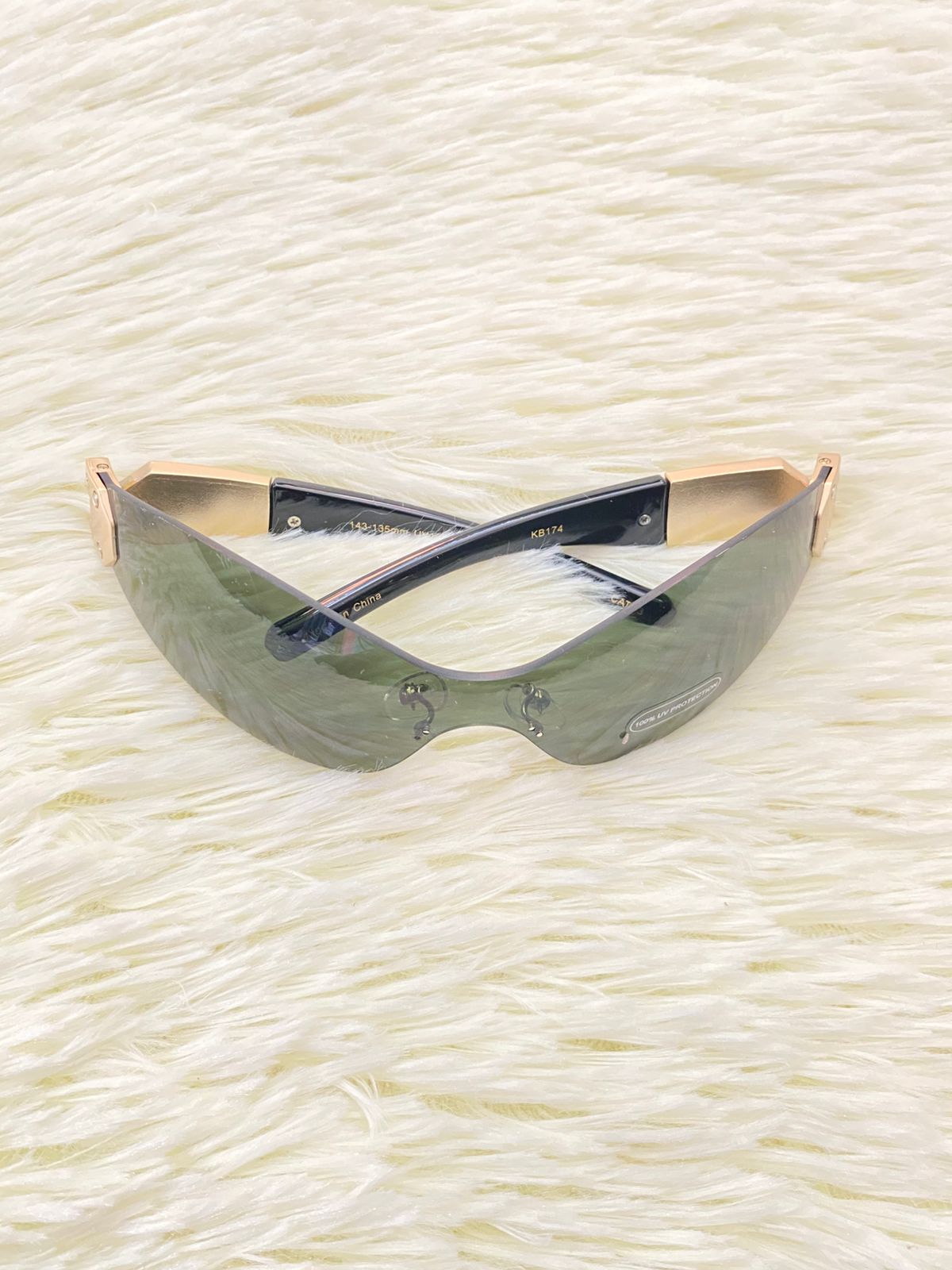 Lentes con micas verde y detalle en color dorado atrás.
