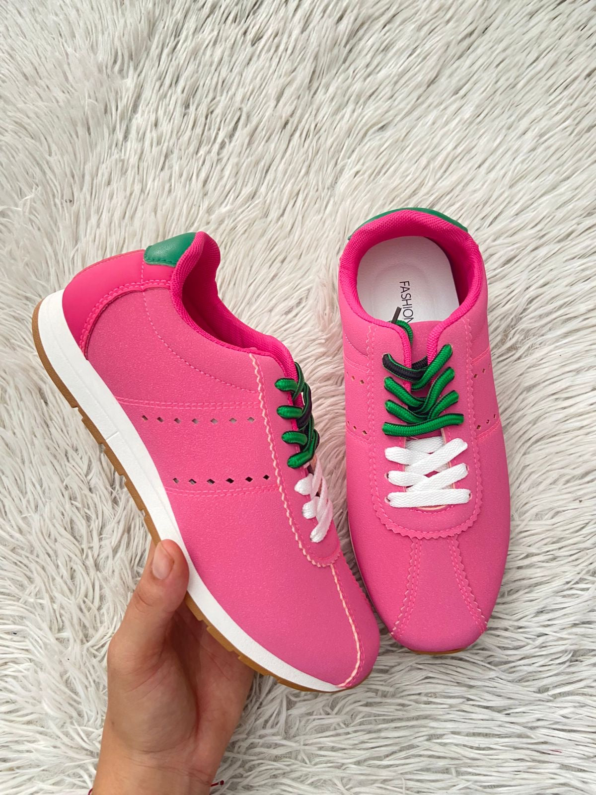 Tenis Fashion Nova rosado con cordones en blanco y verde y suelas en color blanco y marrón.