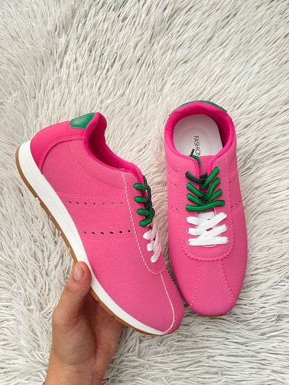 Tenis Fashion Nova rosado con cordones en blanco y verde y suelas en color blanco y marrón.