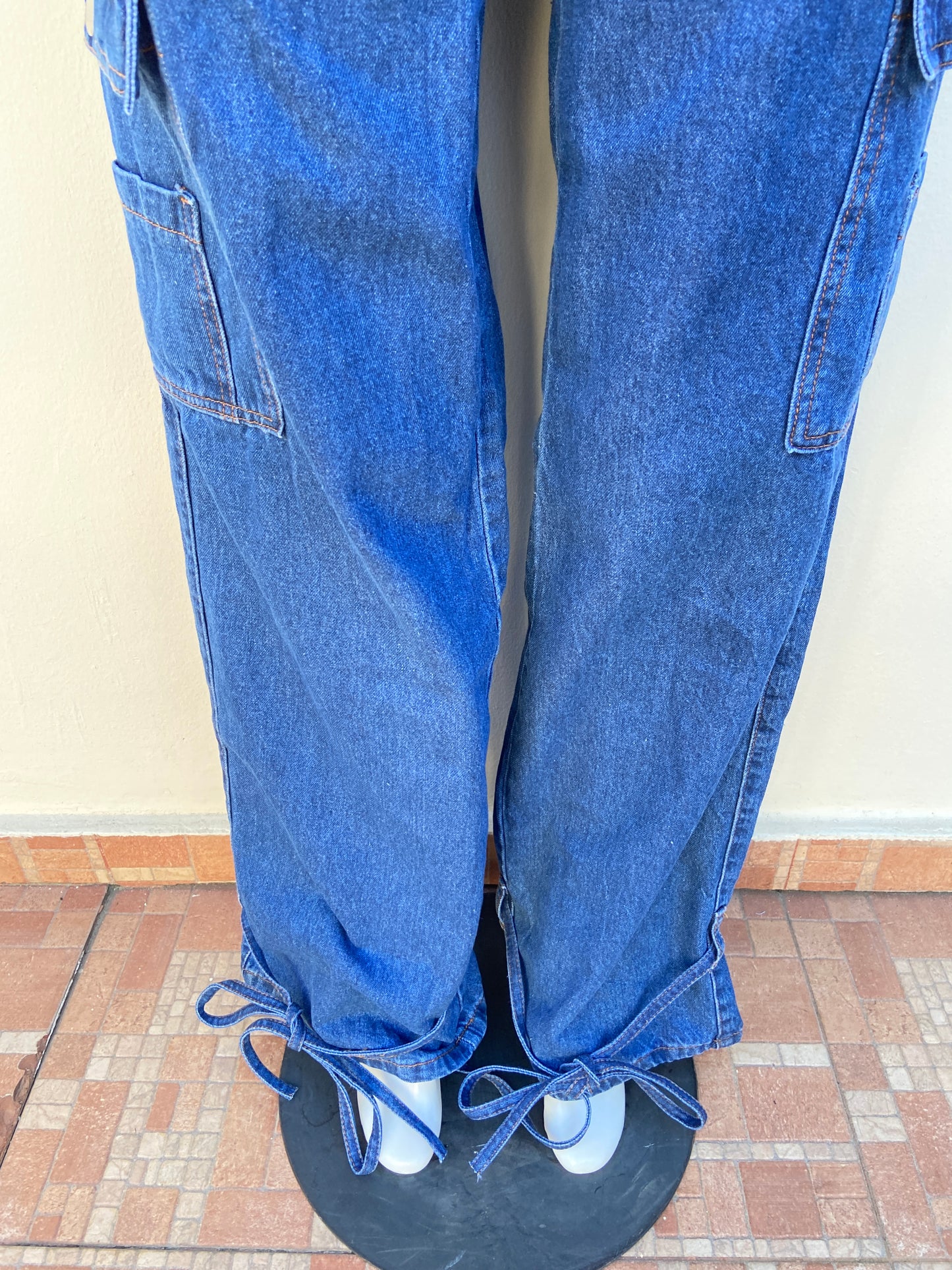 Pantalón Jean Fashion Nova original azul marino, estilo cargo, con lazos en la parte inferior.