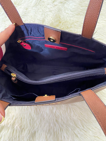 Cartera/ Crossbody TOMMY HILFIGER original, grande, marron claro con placa TOMMY en dorado y varios compartimentos dentro.