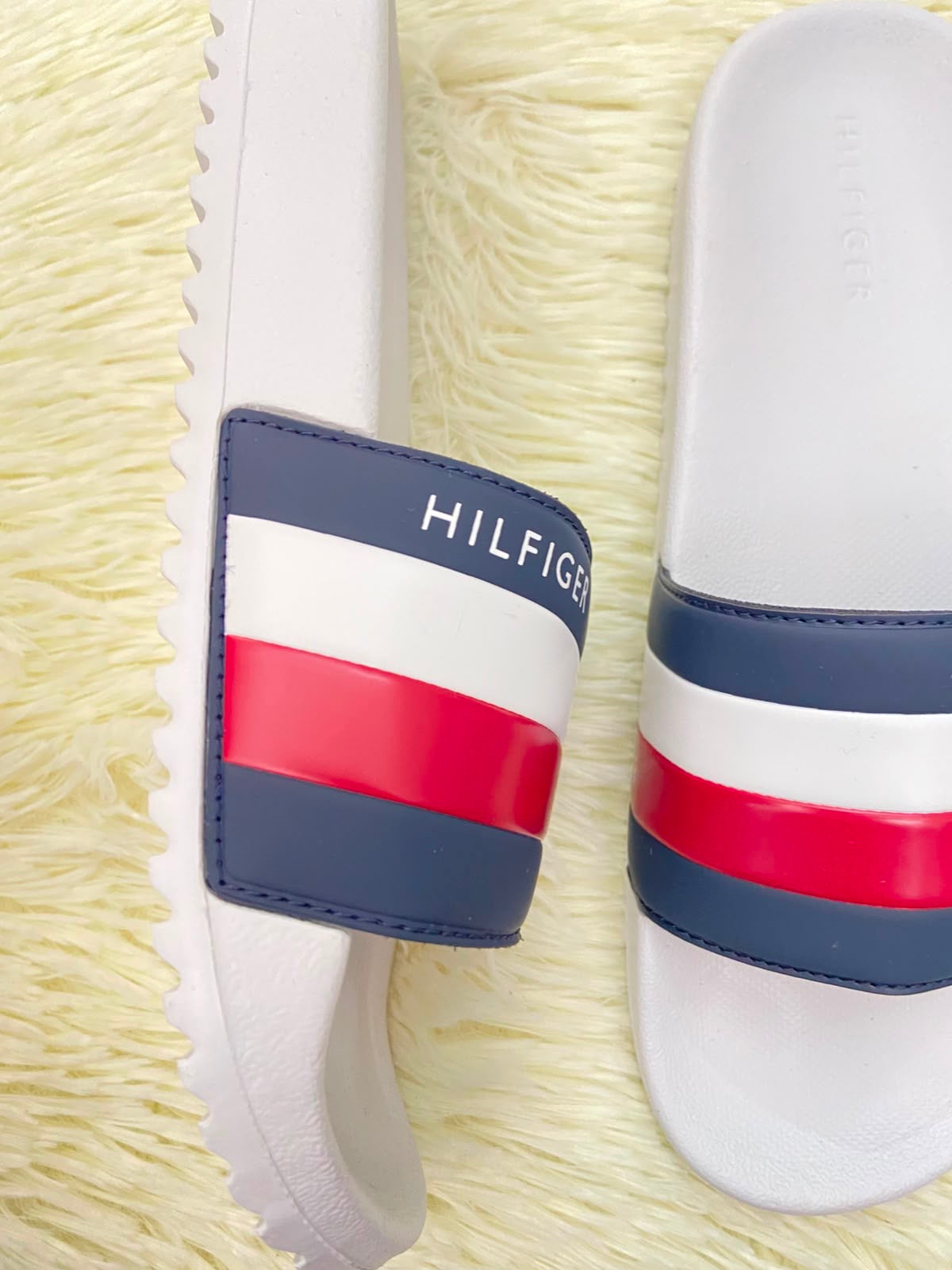 Sandalias TOMMY HILFIGER original, blanca con banda TOMMY en color rojo, blanco y azul y letras HILFIGER.