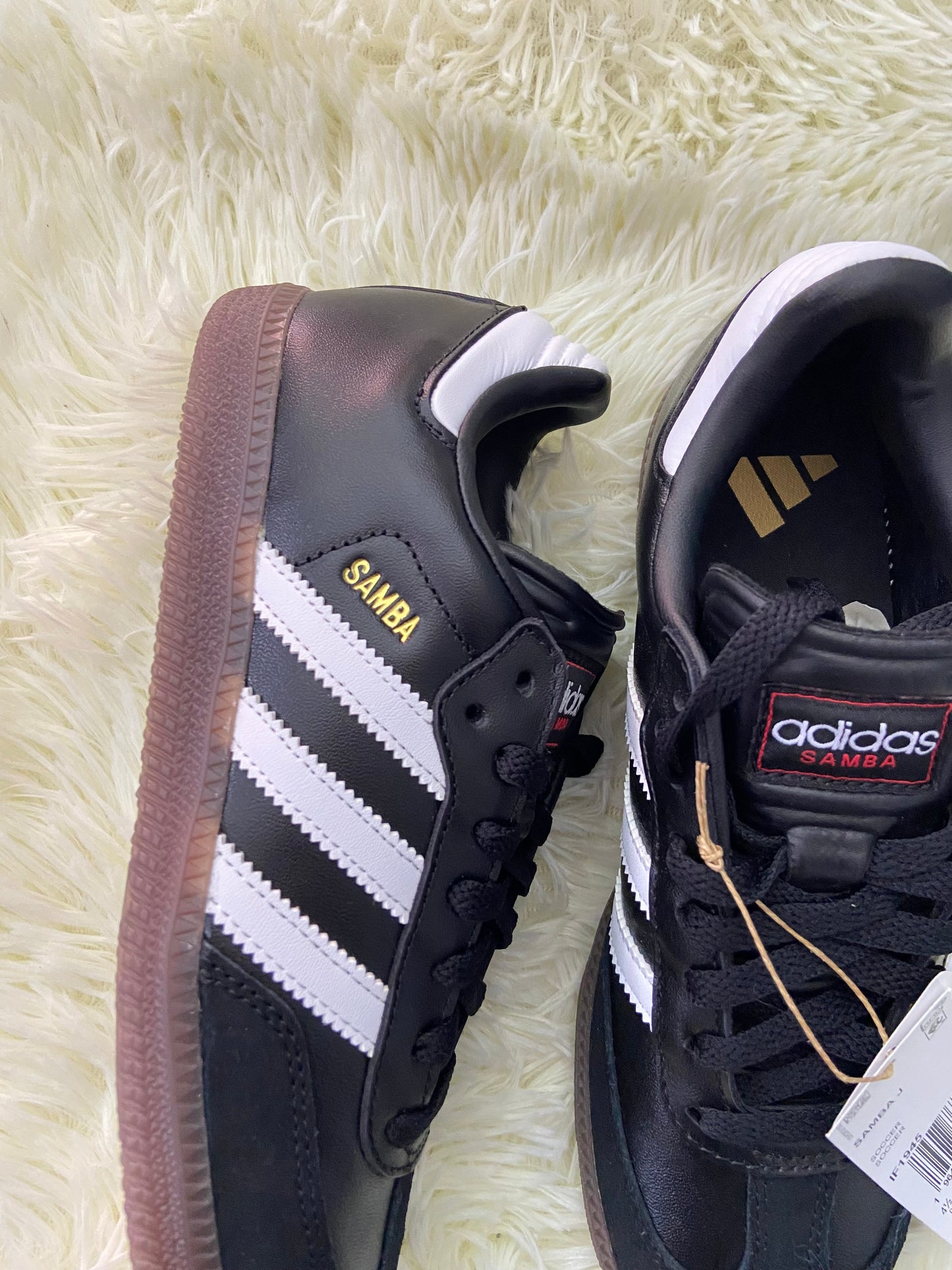 Tenis ADIDAS SAMBA original, negro con suelas en color marron, líneas en color blanco con letras SAMBA en dorado.