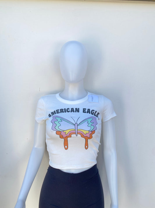 T-shirt American Eagle original blanco con estampado de una mariposa con varios colores y letras de la marca en gris.