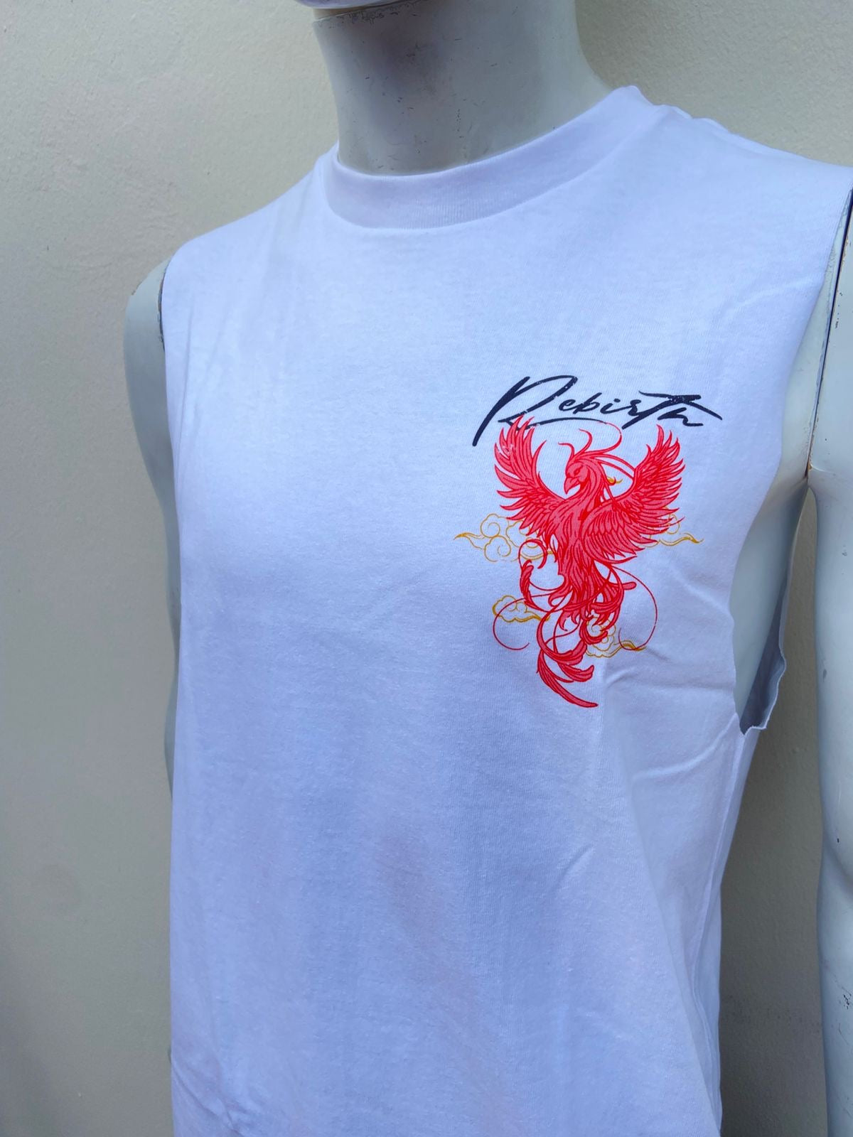 Franela blanco con diseños de un Fenix y letra negra arriba