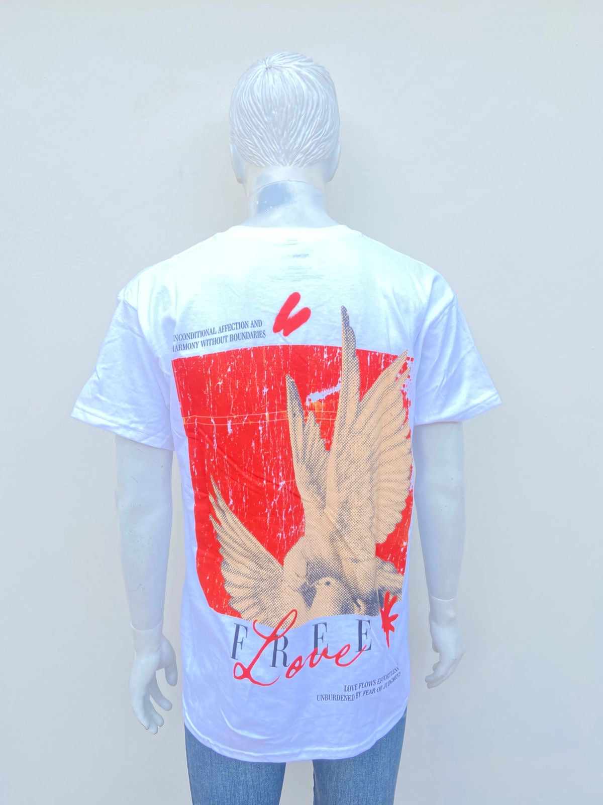 T-shirt blanco con letra negra y roja al frente FREE LOVE y diseño atras.