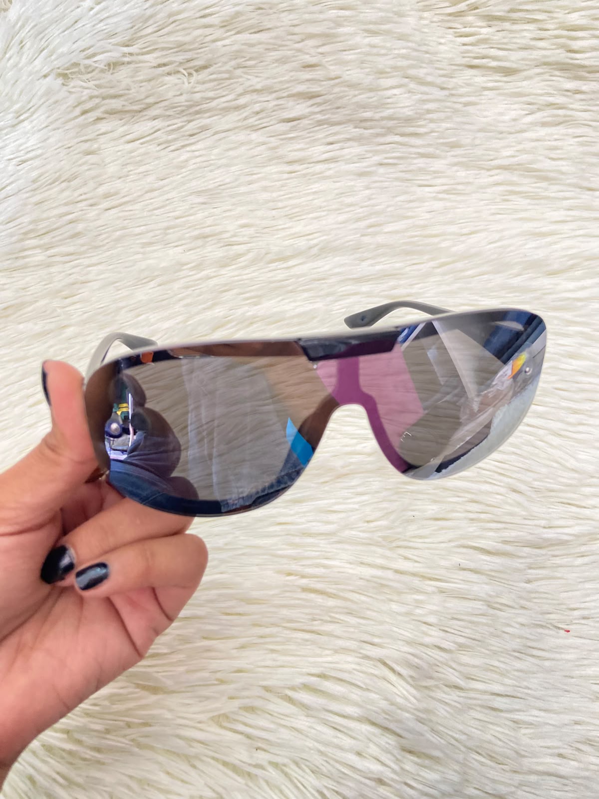 Lentes, plateados con montura en color negro y puntos plateados en las esquinas, con protección UV 100%.