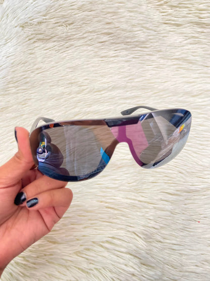 Lentes, plateados con montura en color negro y puntos plateados en las esquinas, con protección UV 100%.
