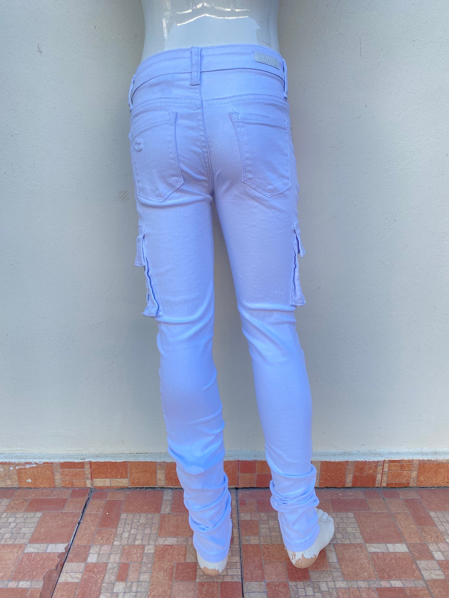 Pantalón Jean & LOVELY JEANS original blanco, con bolsillos en los lados.