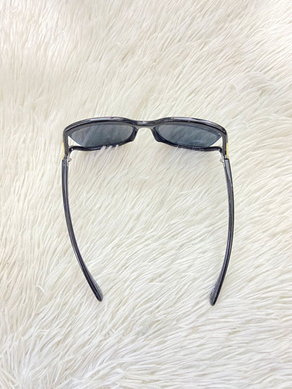 Lentes con montura en forma de V dorado. Con protección 100% UV