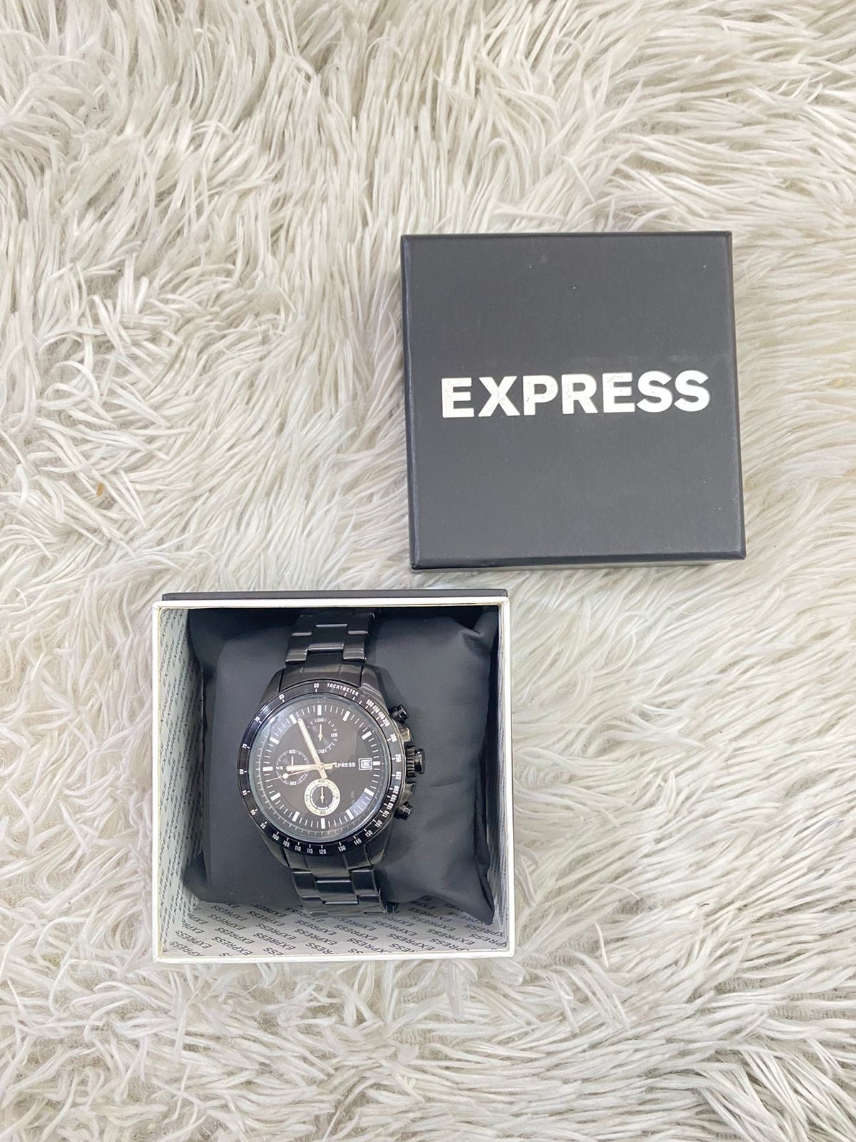 Reloj EXPRESS original negro con detalles en color blanco.