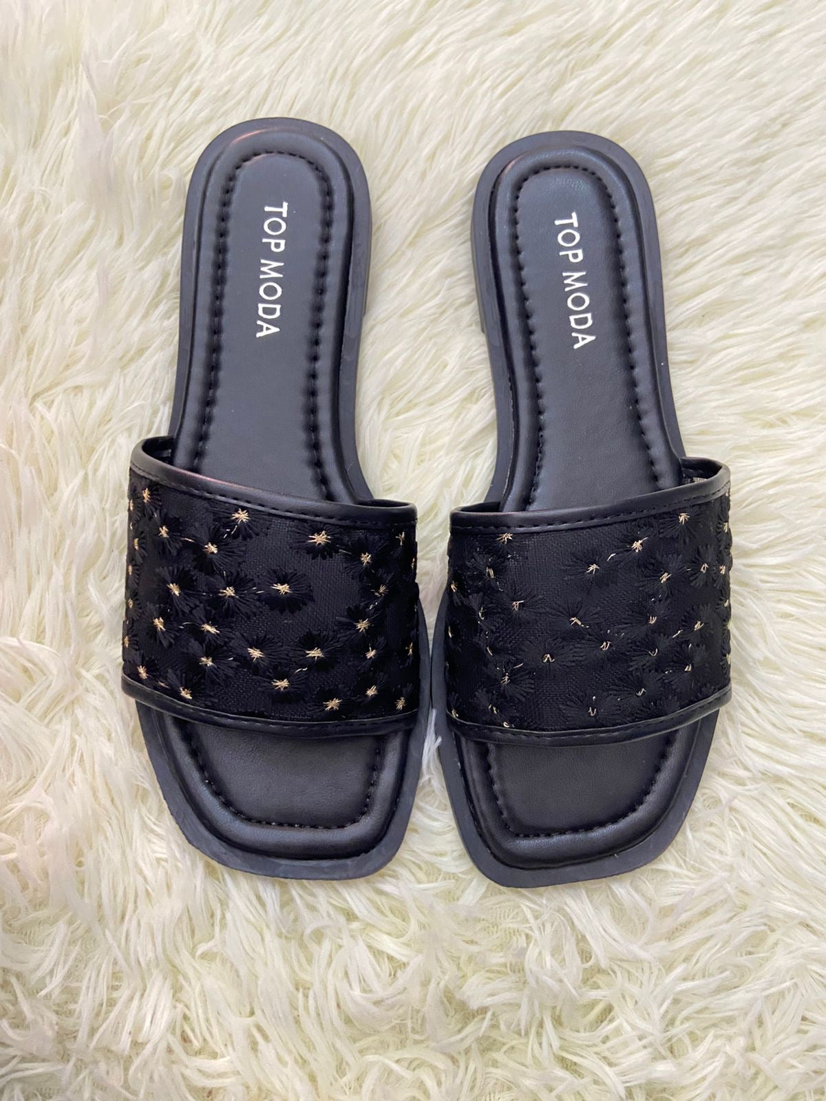 Sandalias TOP MODA original, negra transparente con bordado de flores.