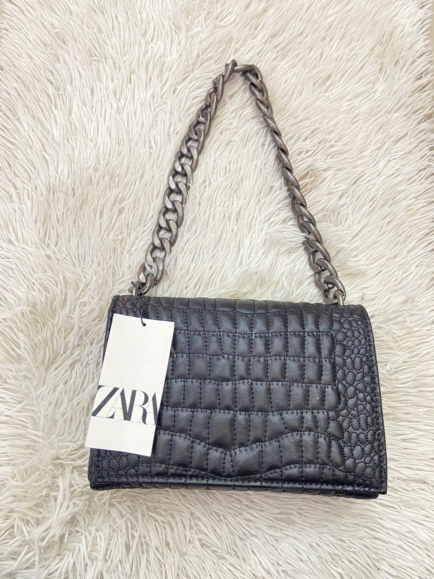 Cartera Zara original negra con cadenas en color gris.