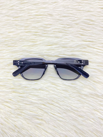 Lentes, negros con micas en color verde oscuro, más protección UV 400.