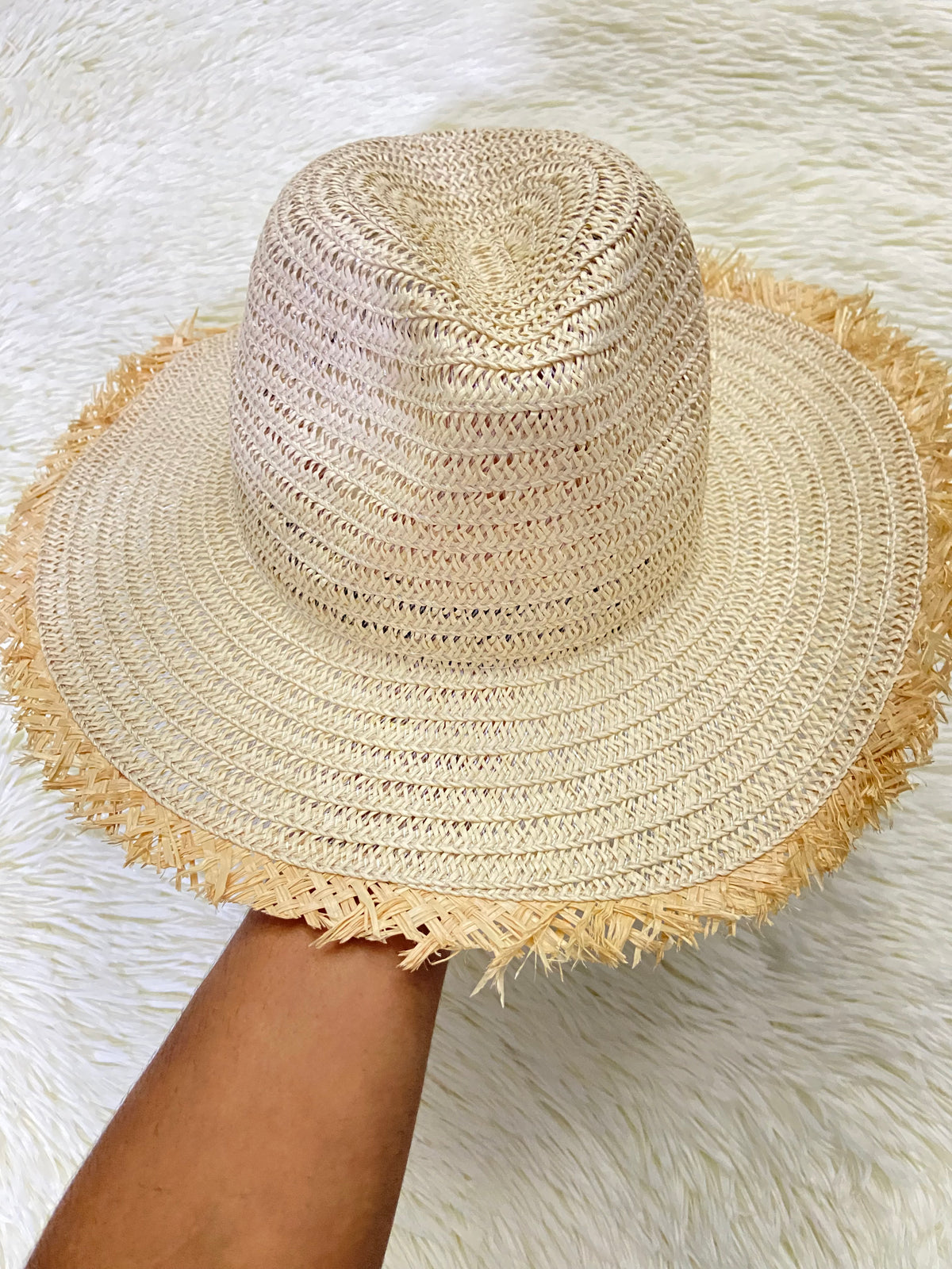 Sombrero, crema con tejido en paja.