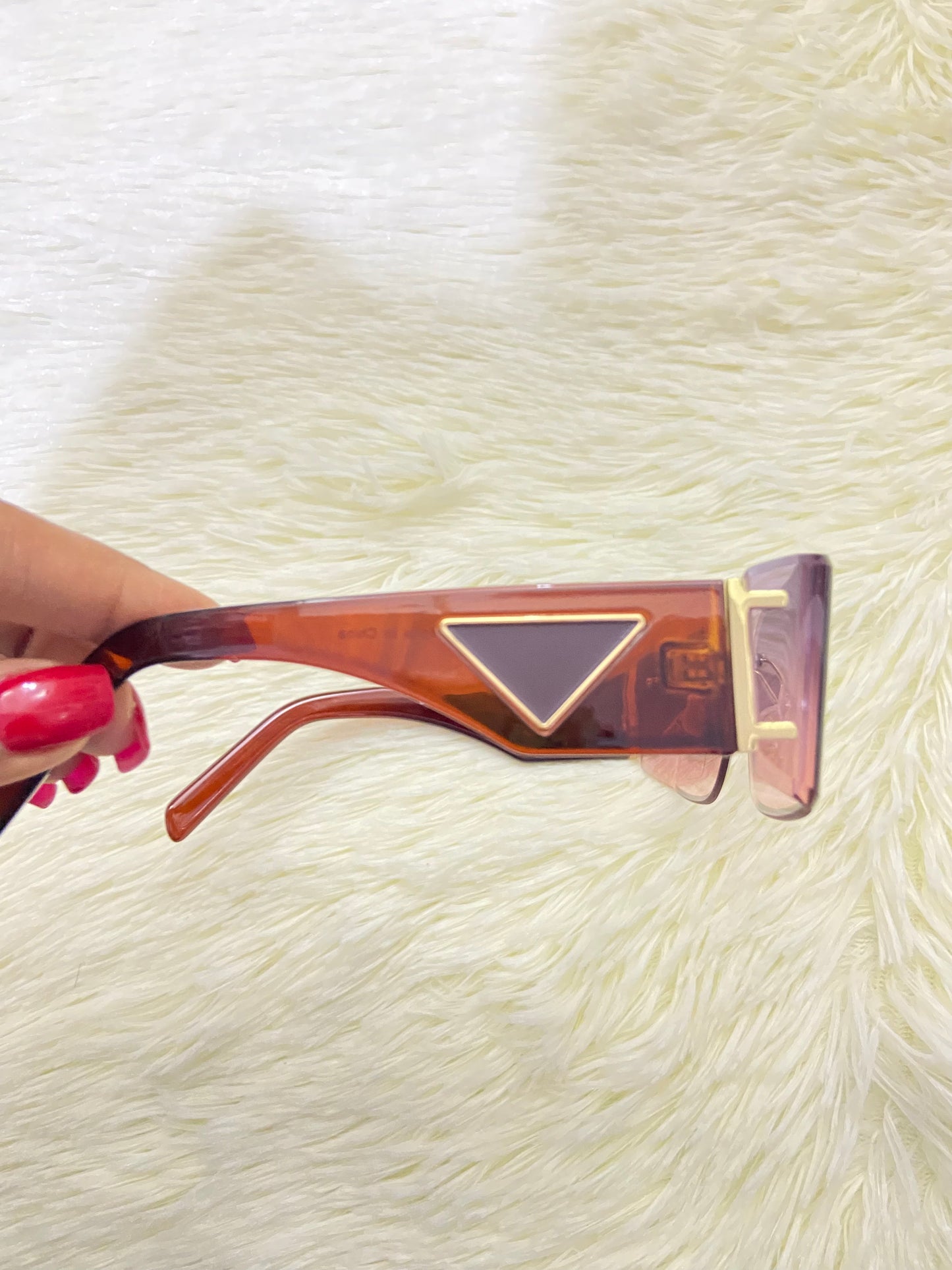 Lentes, morado oscuro con montura marron y detalles dorado,cuadrados pequeños,100 % Polycarbonate y protección UV.