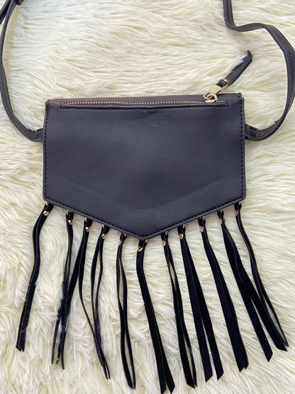 Cartera GUESS original, negra con tirantes colgantes y placa  GUESS en color dorado.
