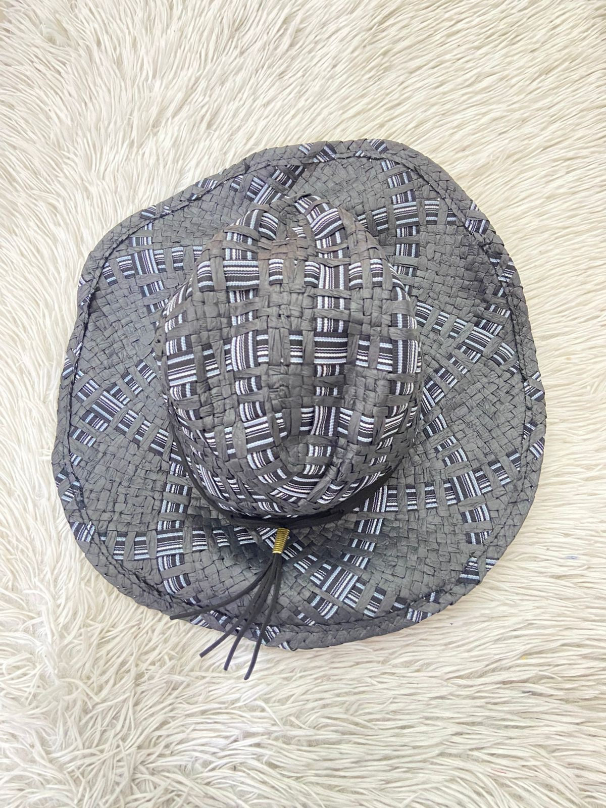 Gorro en color negro tejido con tejido de hilo y tela cruzada en color negra y tonos azules y lazo caido al frente