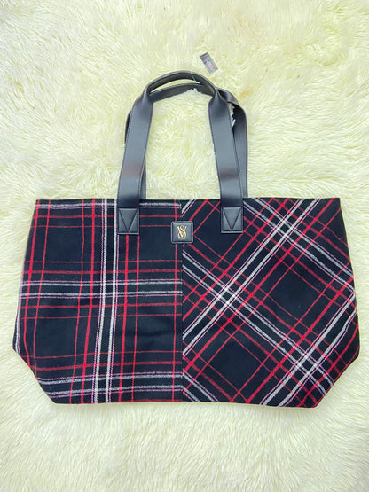 Bulto/Cartera VICTORIA’S SECRET original negro con rayas en color rojo, rosado y blanco y placa VS en dorado, tela.