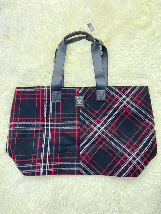 Bulto/Cartera VICTORIA’S SECRET original negro con rayas en color rojo, rosado y blanco y placa VS en dorado, tela.