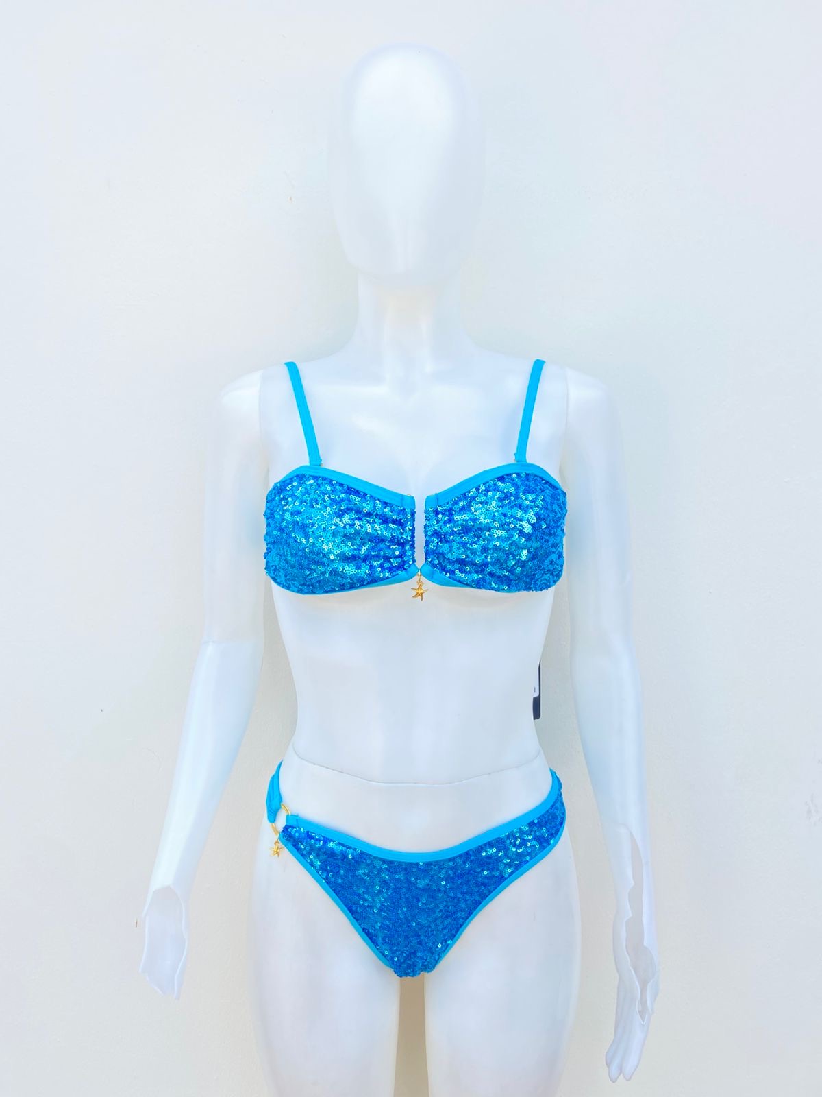Biquini, azul con lentejuelas en color azul rey y con estrellas en color dorado, dos piezas.