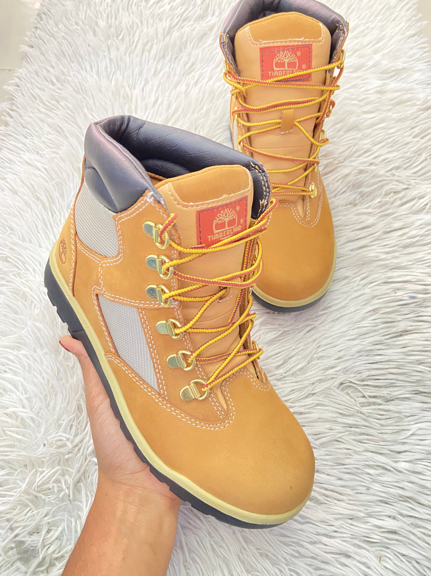 Botas TIMBERLAND original marron con suela en color negro y crema y logotipo de la marca al lado y en frente.