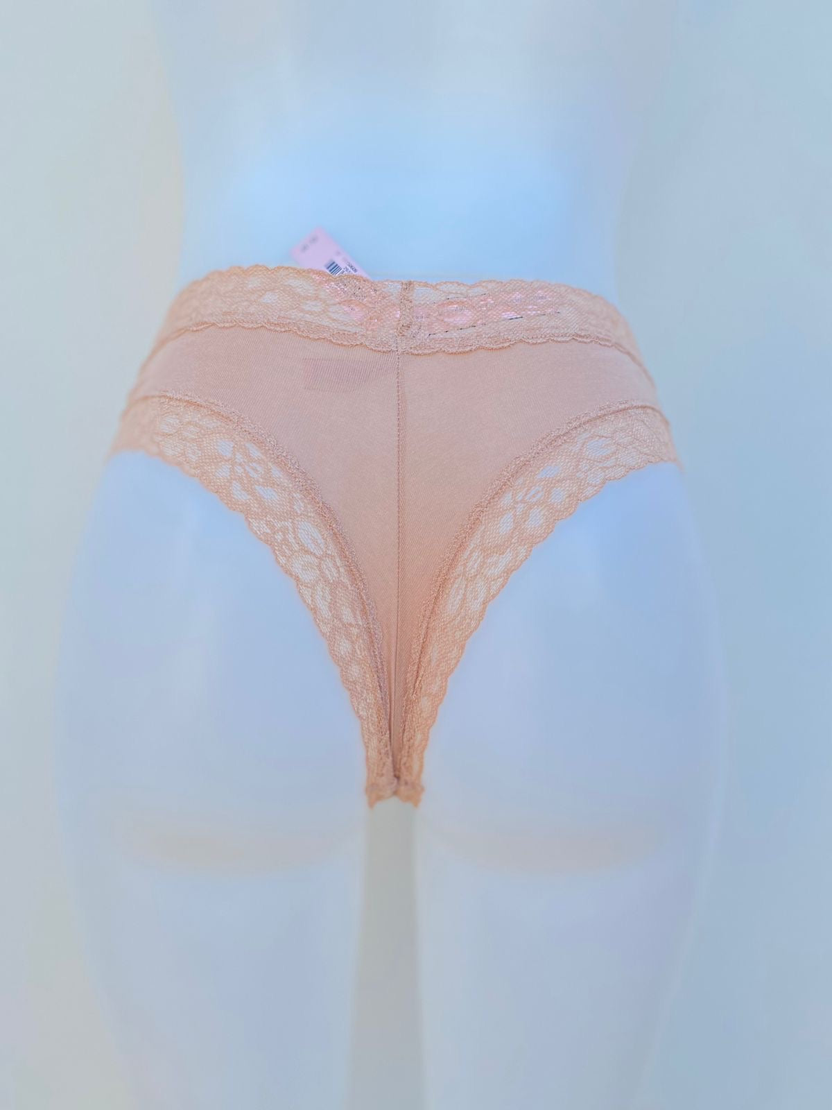Panti Victoria’s Secret original crema con encaje en la parte inferior.