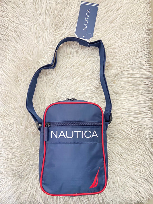 Bulto/ Crossbody NAUTICA Original en color azul marino con linea y logotipo de la marca en color rojo.