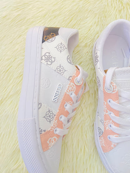 Tenis Guess original, blanco con rosado salmón, marron y estampado de la marca.