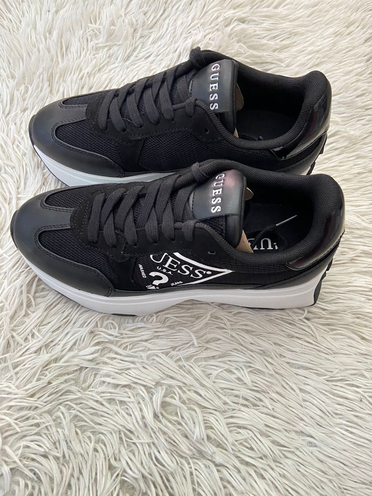 Tenis GUESS original negro, con suelas altas en color blanco y letras “ GUESS ? “ en blanco.