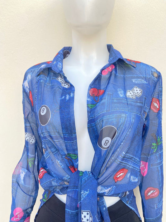 Camisa, azul con estampado de jean, bolos, dados, palmeras y mas, tela transparente