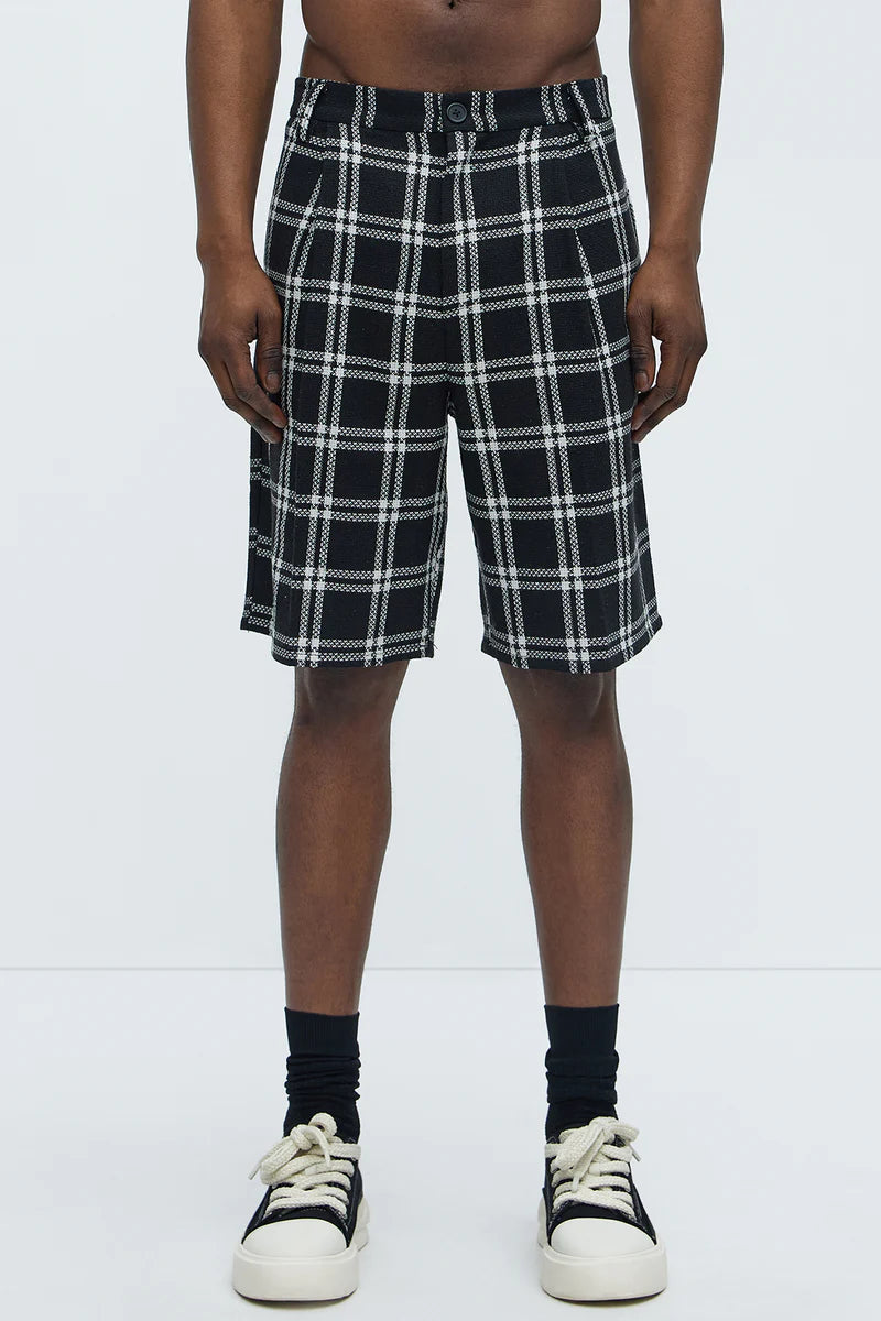 Bermuda, negra con estampado de cuadros en color blanca.
