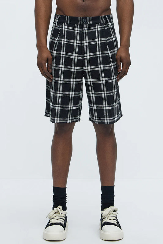 Bermuda, negra con estampado de cuadros en color blanca.