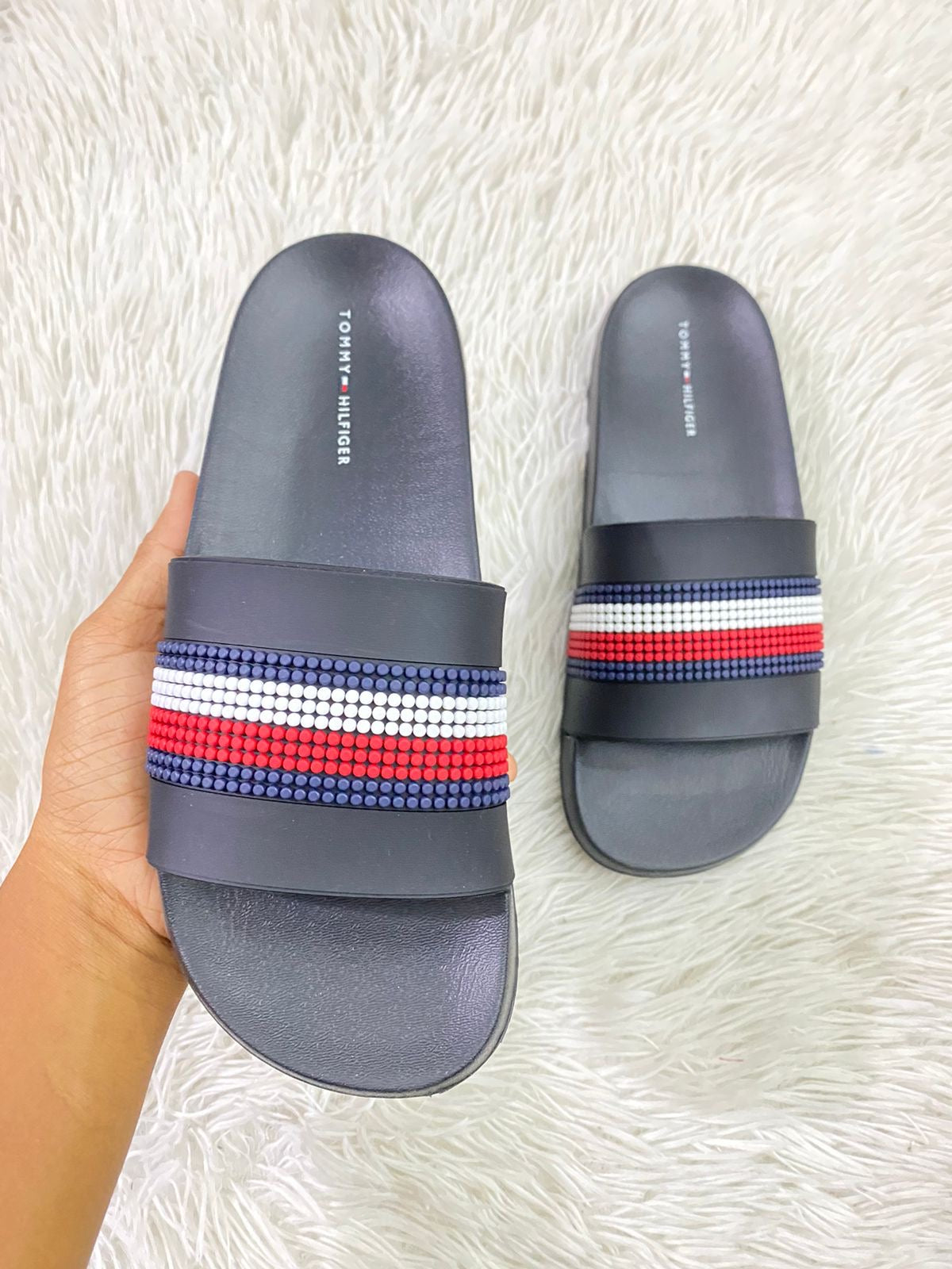 Sandalias Tommy Hilfiger original negra con diseño de puntos en los colores del logotipo.