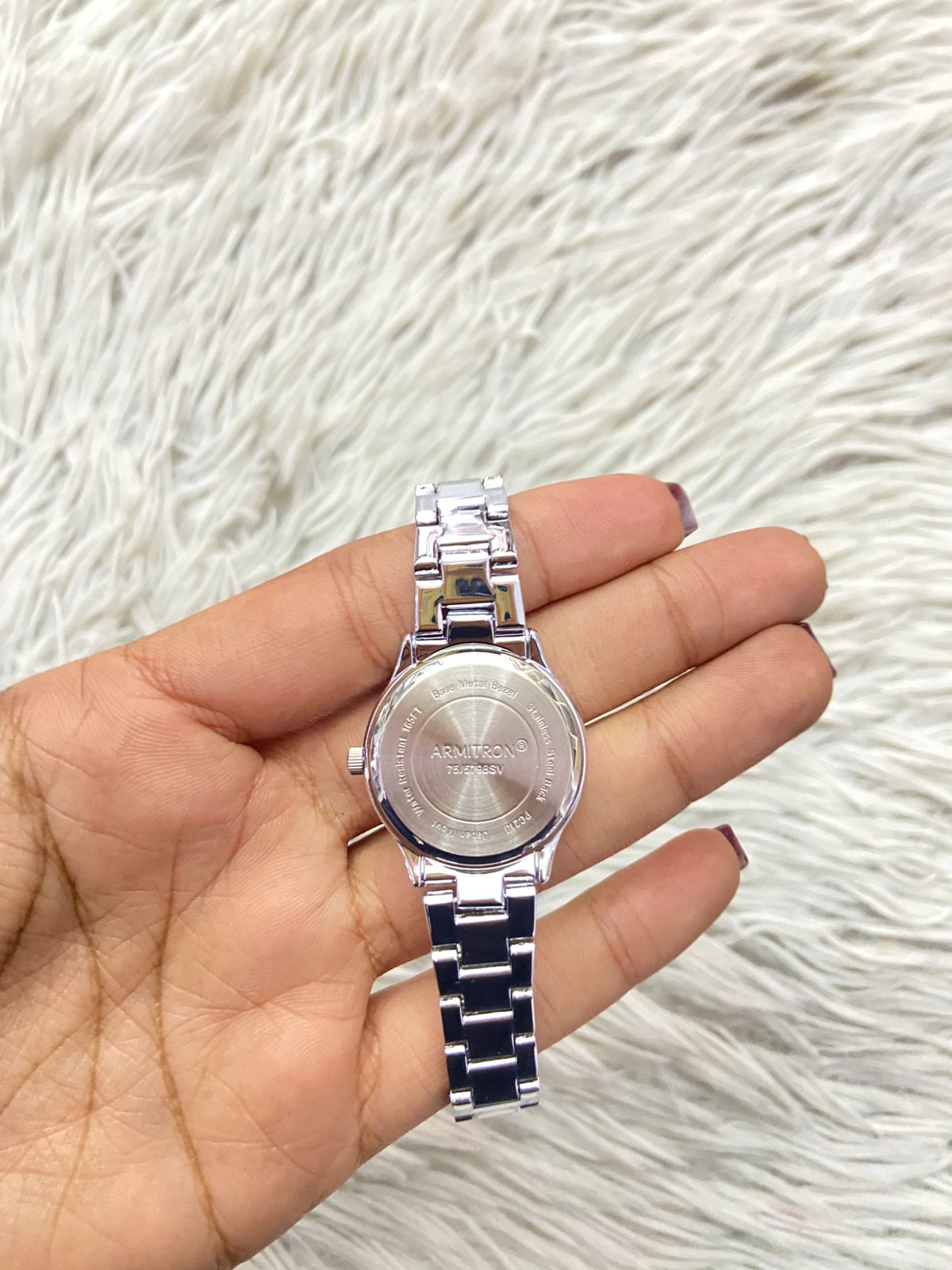 Armitron original reloj para dama en acero inoxidable, con detalles en cristales tanto en la correa como en el bisel y la esfera.