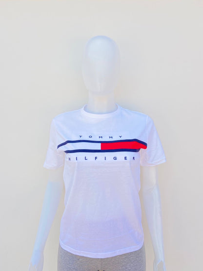 T-shirt Tommy Hilfiger original blanco con bandera Tommy en frente y letras más pequeñas TOMMY HILFIGER en frente, nuevo.