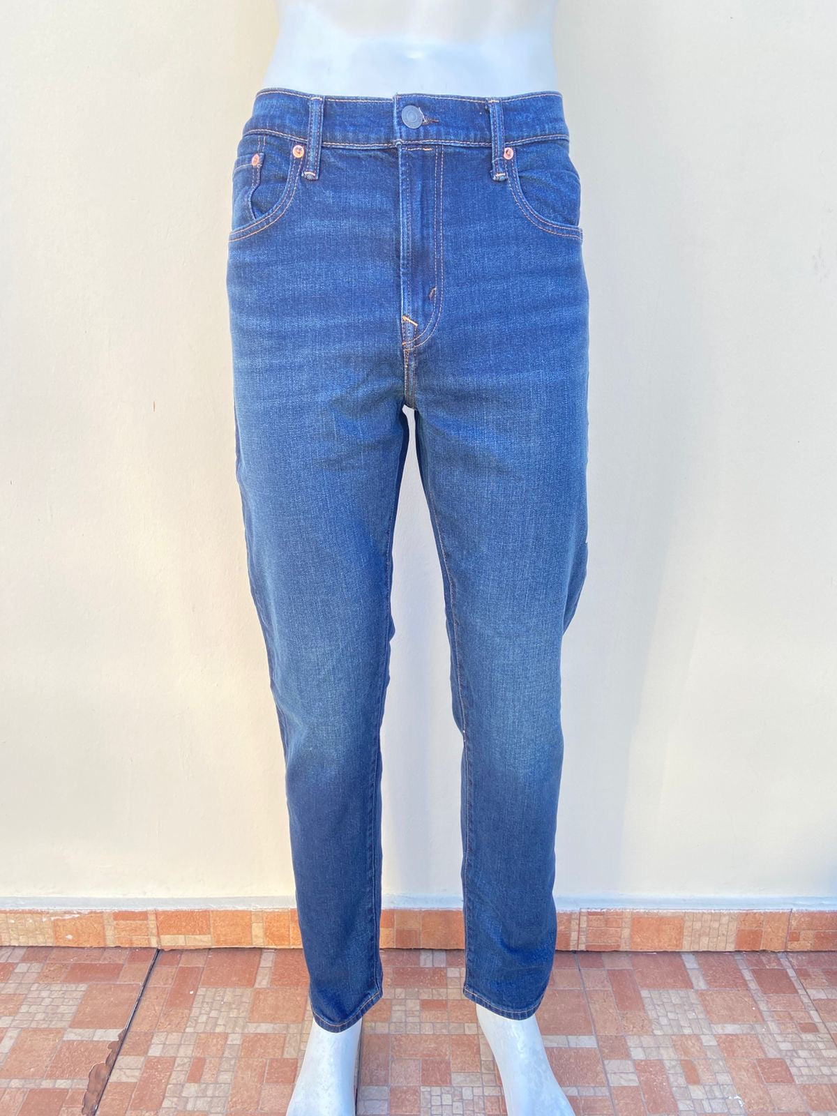 Pantalon jean AMERICAN EAGLE Original, en color azul oscuro liso Airflex ATHLETIC FIT.