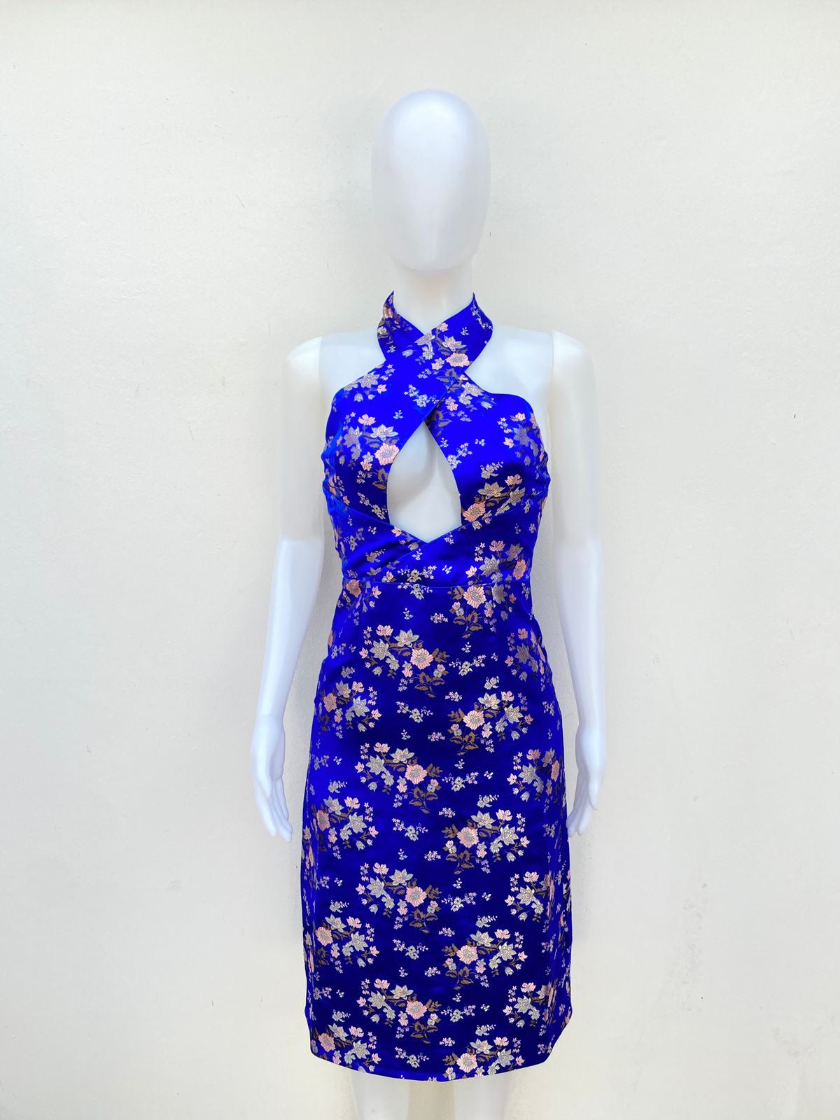 Vestido Fashion Nova original, azul con estampado de rosas.