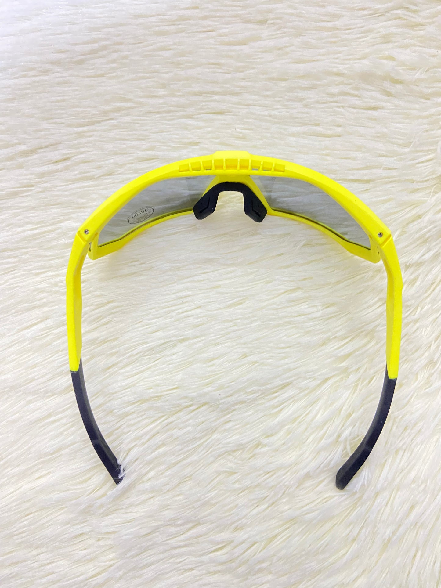 Lentes, negro con montura en color amarillo, con protección UV 400.