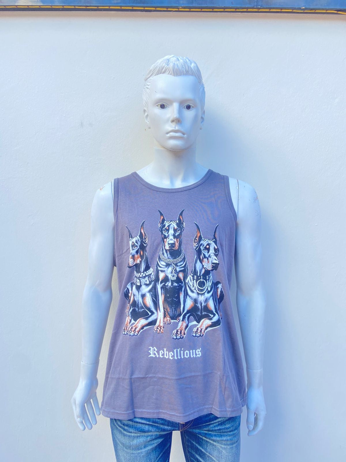 Franela gris con estampado de 3 perros doberman y letrra abajo REBELLIOUS