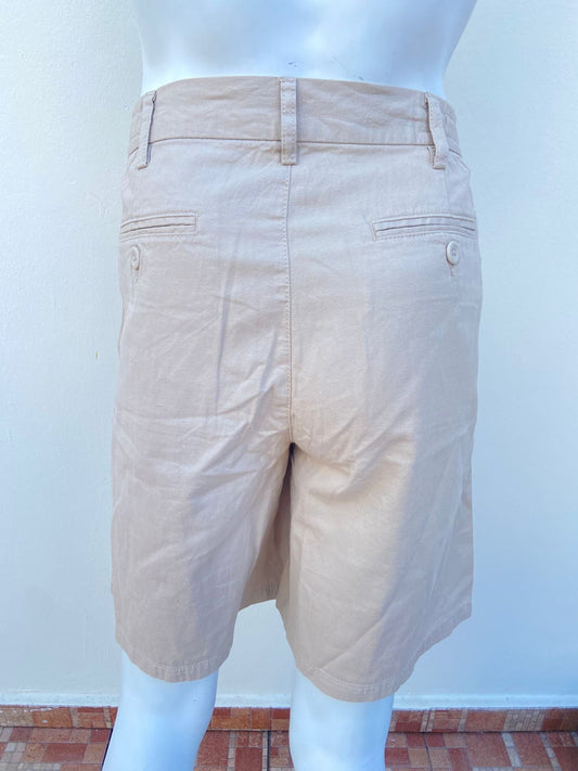 Bermuda OLD NAVY Original, en color crema (beige) con pretina ajustable en los lados.
