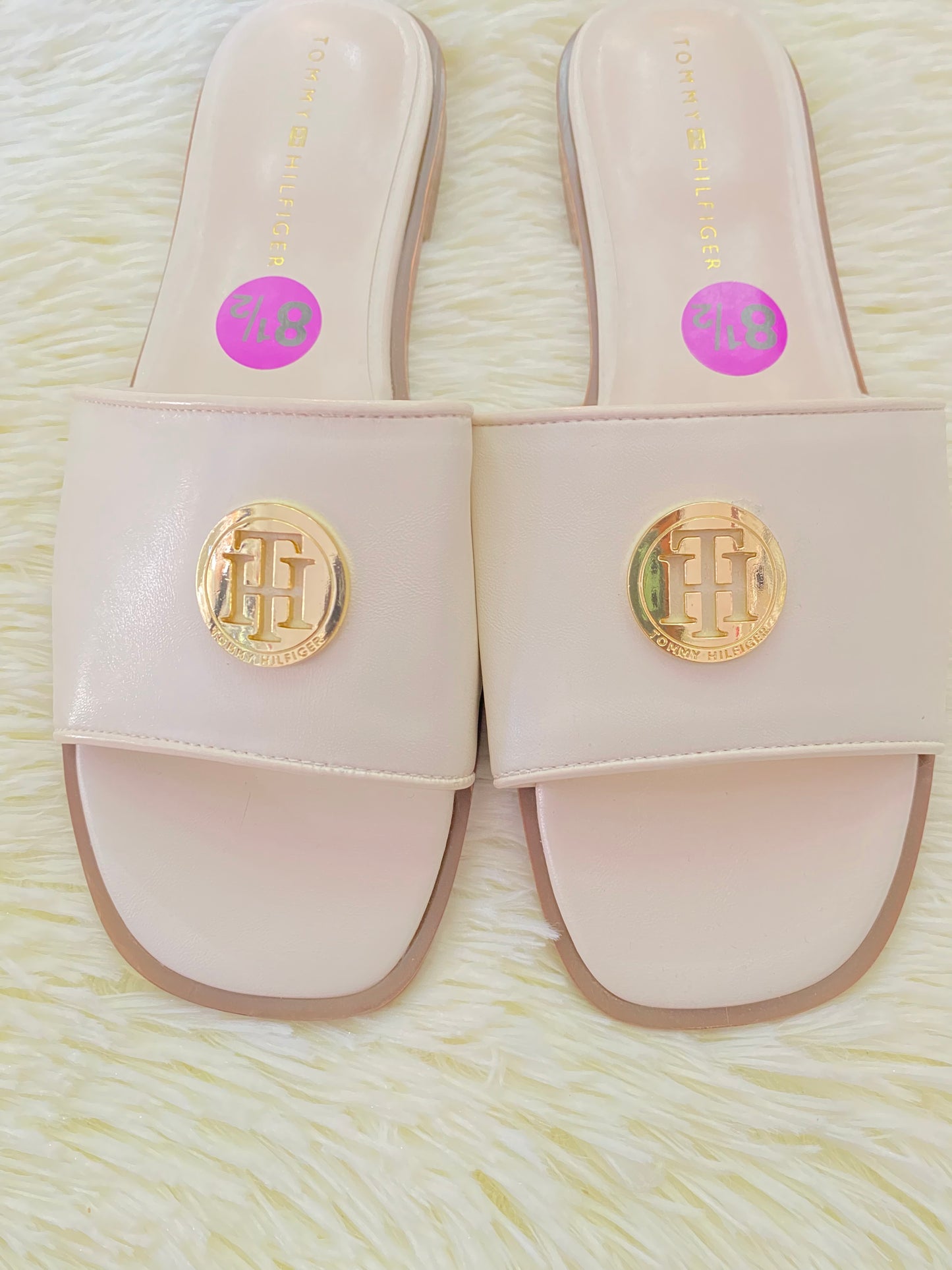 Sandalias TOMMY HILFIGER original, crema con placa TH en dorado.